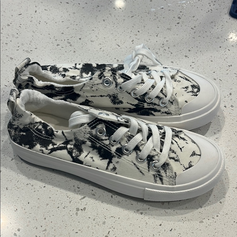 Jenn Ardor Black and White Canvas Sneakers